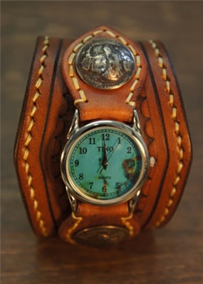 ブランド：エターナルビーイングの革製太幅ベルトの腕時計