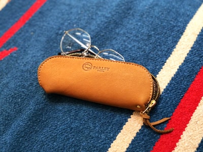 ブランド：パーリィー東京の革製メガネ＆ペンケースをメガネケースとして使用